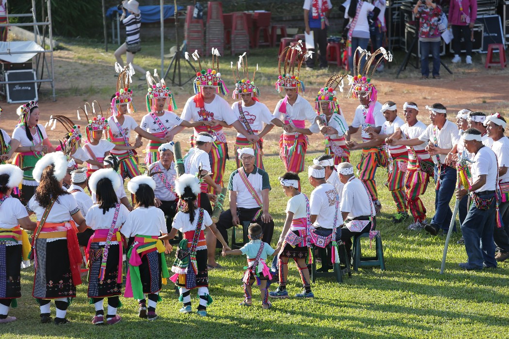 大人小孩一同表演原住民族舞蹈